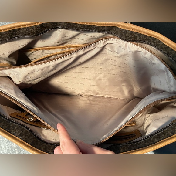 Michael Kors Jet Set Chain Laptop Tote - Picture 6 of 15